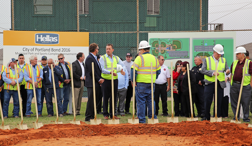 Hellas CEO Reed Seaton talks to AGCM Representative during Portland groundbreaking ceremony. 